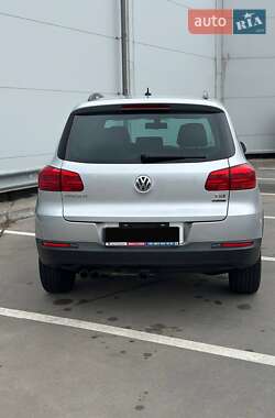 Внедорожник / Кроссовер Volkswagen Tiguan 2016 в 