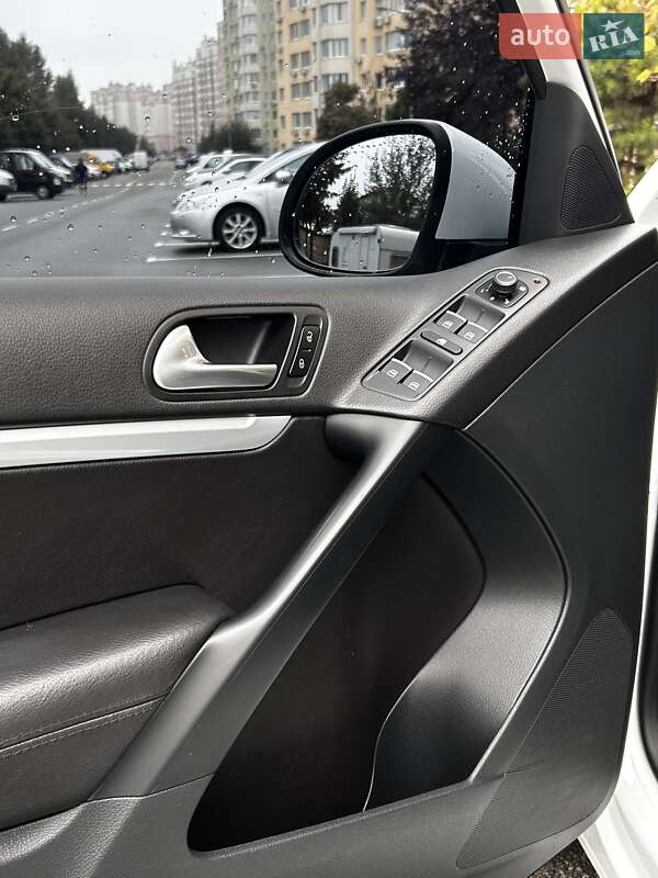 Позашляховик / Кросовер Volkswagen Tiguan 2015 в Києві