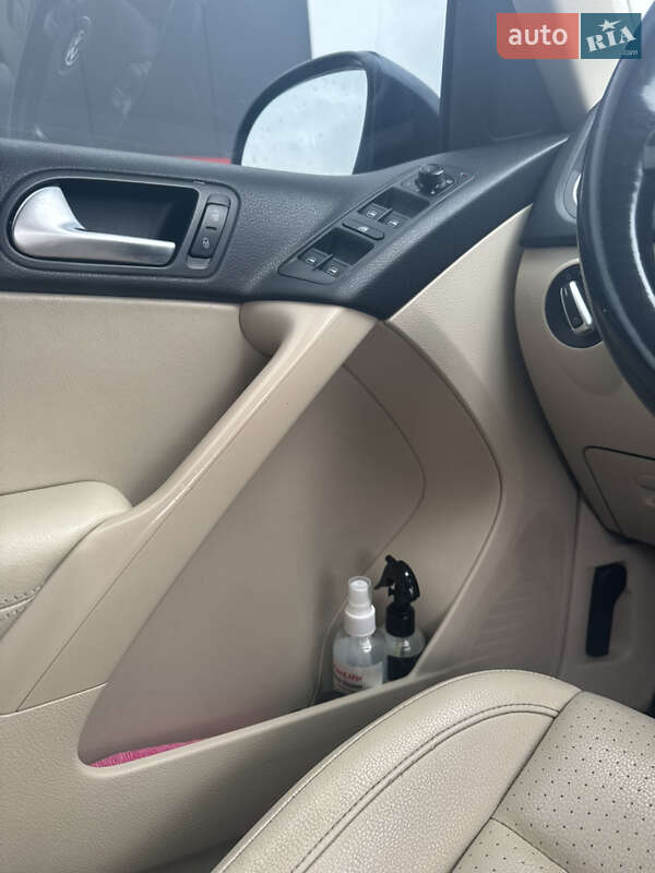 Позашляховик / Кросовер Volkswagen Tiguan 2015 в Красному