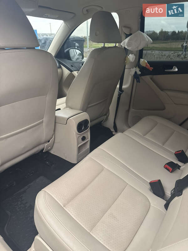 Позашляховик / Кросовер Volkswagen Tiguan 2015 в Красному