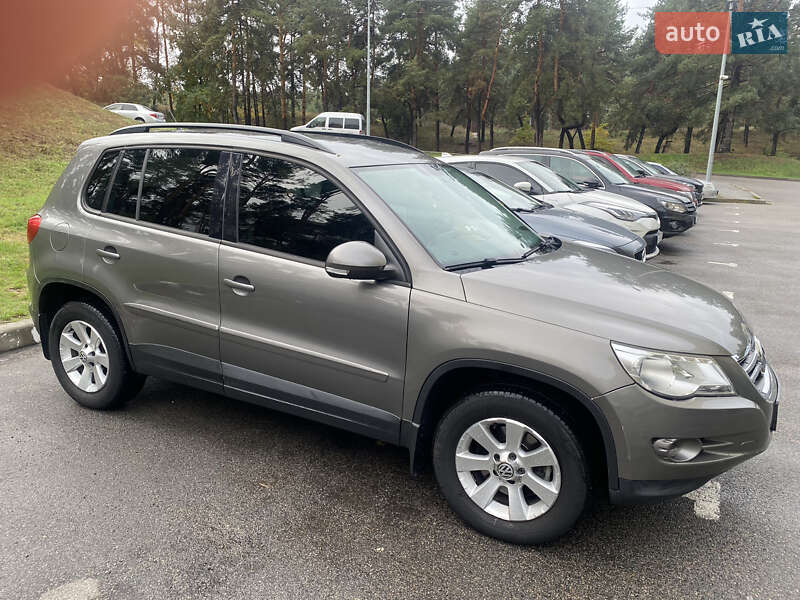 Внедорожник / Кроссовер Volkswagen Tiguan 2008 в Обухове