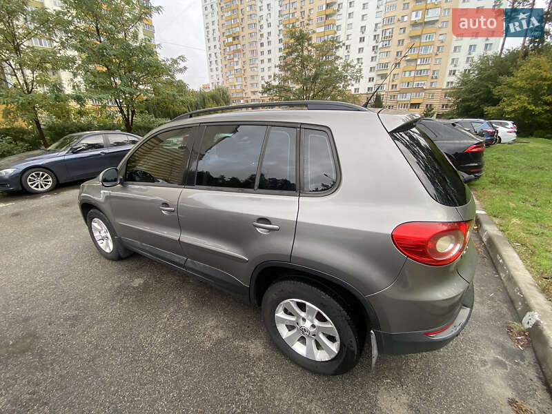 Внедорожник / Кроссовер Volkswagen Tiguan 2008 в Обухове