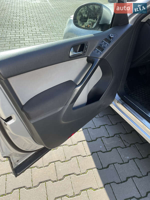 Позашляховик / Кросовер Volkswagen Tiguan 2010 в Одесі