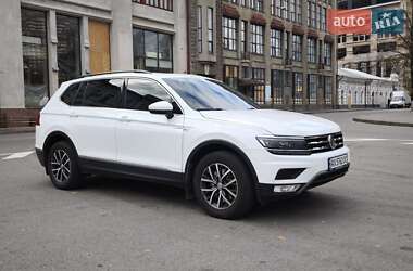 Внедорожник / Кроссовер Volkswagen Tiguan 2018 в 
