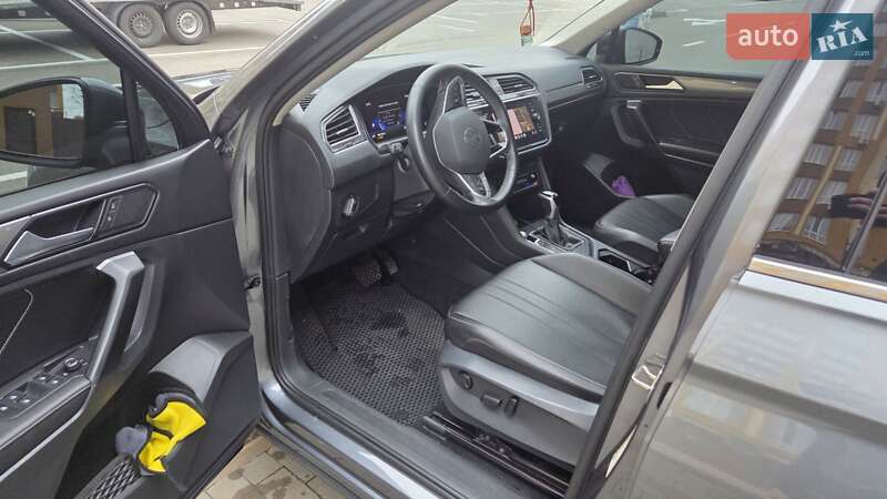Внедорожник / Кроссовер Volkswagen Tiguan 2022 в Вишневом фото 2 Внедорожник / Кроссовер Volkswagen Tiguan 2022 в Вишневом