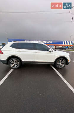 Внедорожник / Кроссовер Volkswagen Tiguan 2017 в 