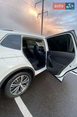 Внедорожник / Кроссовер Volkswagen Tiguan 2017 в 