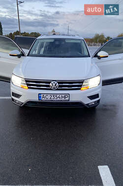 Внедорожник / Кроссовер Volkswagen Tiguan 2017 в 