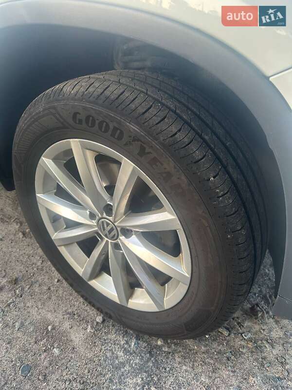Позашляховик / Кросовер Volkswagen Tiguan 2016 в Ірпені