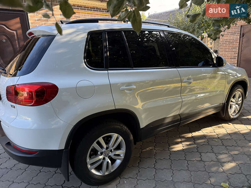 Позашляховик / Кросовер Volkswagen Tiguan 2016 в Новомосковську