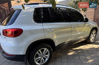 Внедорожник / Кроссовер Volkswagen Tiguan 2016 в 