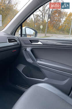 Внедорожник / Кроссовер Volkswagen Tiguan 2019 в 