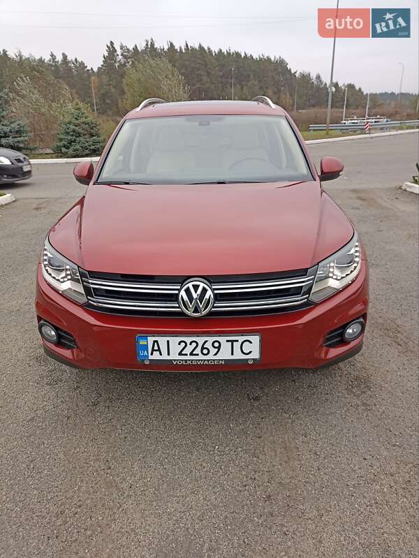 Внедорожник / Кроссовер Volkswagen Tiguan 2015 в Буче