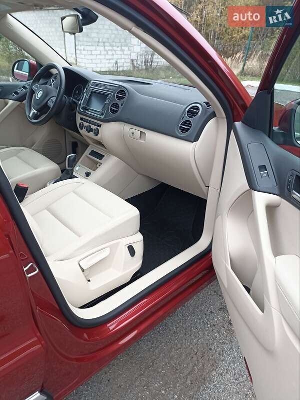 Внедорожник / Кроссовер Volkswagen Tiguan 2015 в Буче