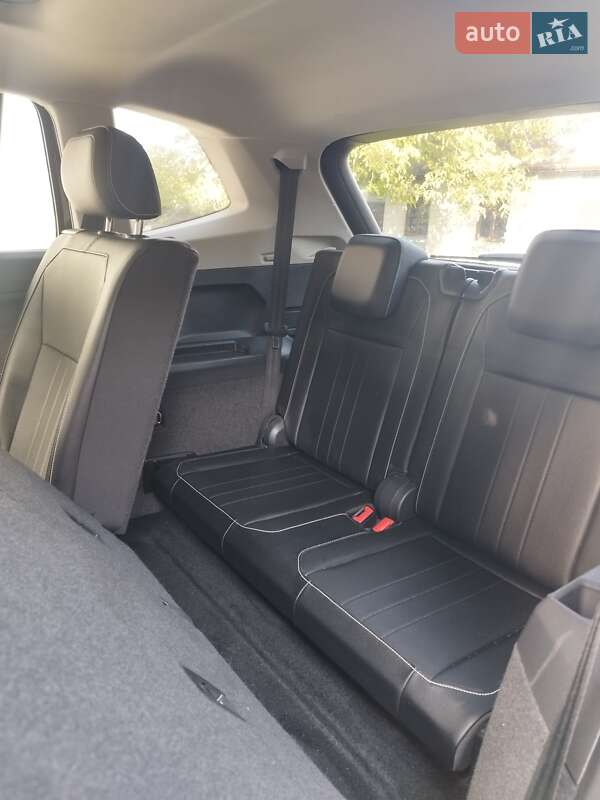 Внедорожник / Кроссовер Volkswagen Tiguan 2023 в Нововолынске