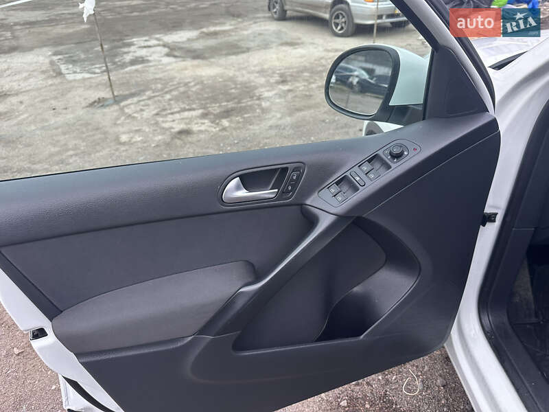 Внедорожник / Кроссовер Volkswagen Tiguan 2016 в Нежине