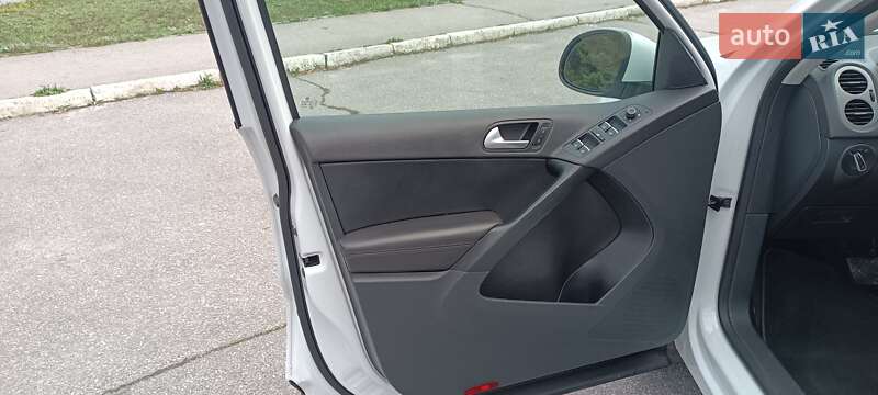 Внедорожник / Кроссовер Volkswagen Tiguan 2016 в Желтых Водах