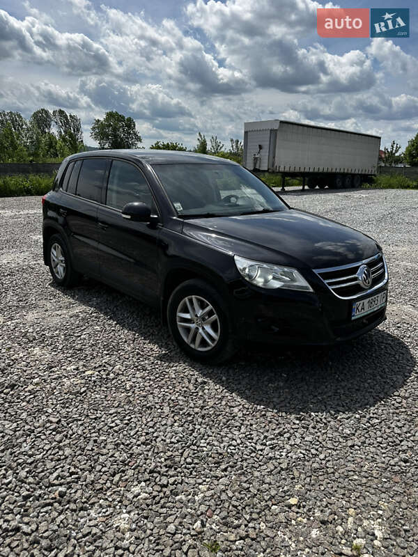 Внедорожник / Кроссовер Volkswagen Tiguan 2010 в Новом Роздоле