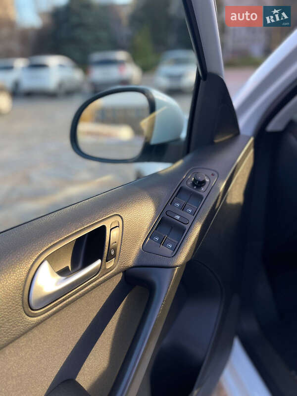 Внедорожник / Кроссовер Volkswagen Tiguan 2015 в Кременчуге