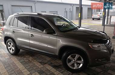 Внедорожник / Кроссовер Volkswagen Tiguan 2010 в Городке