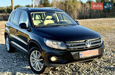 Внедорожник / Кроссовер Volkswagen Tiguan 2016 в Новояворовске