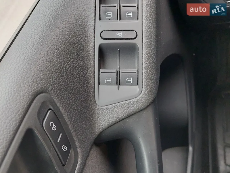 Volkswagen Tiguan 2017 VIN WVGAV7AXXHK049325 фото оголошення 4 з 58