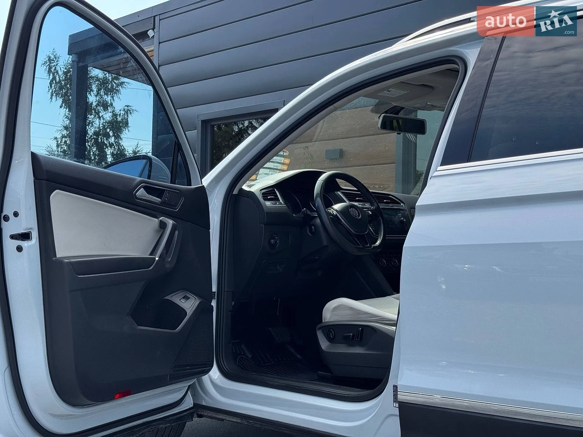 2017 Volkswagen Tiguan - мініатюра 28