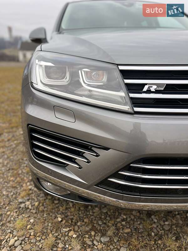 Позашляховик / Кросовер Volkswagen Touareg R 2017 в Чернівцях