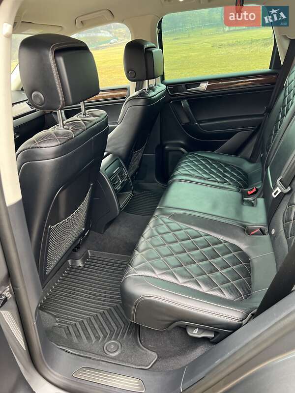 Позашляховик / Кросовер Volkswagen Touareg R 2017 в Чернівцях