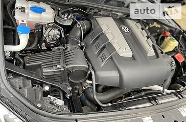 Позашляховик / Кросовер Volkswagen Touareg 2012 в 