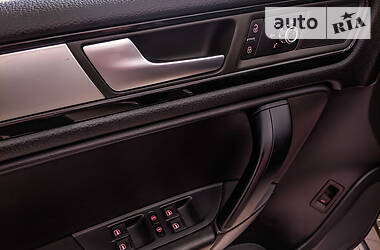 Позашляховик / Кросовер Volkswagen Touareg 2011 в 