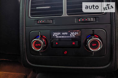 Позашляховик / Кросовер Volkswagen Touareg 2011 в 