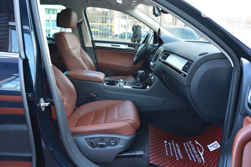 Позашляховик / Кросовер Volkswagen Touareg 2015 в Одесі