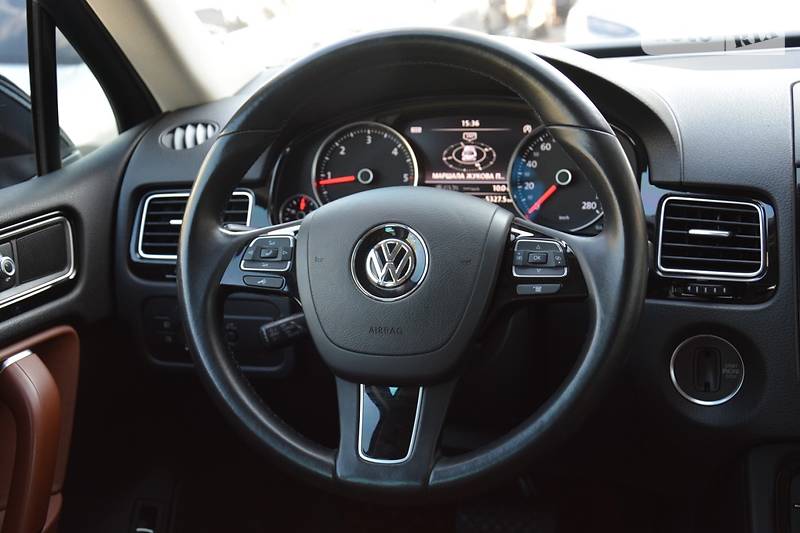 Позашляховик / Кросовер Volkswagen Touareg 2015 в Одесі