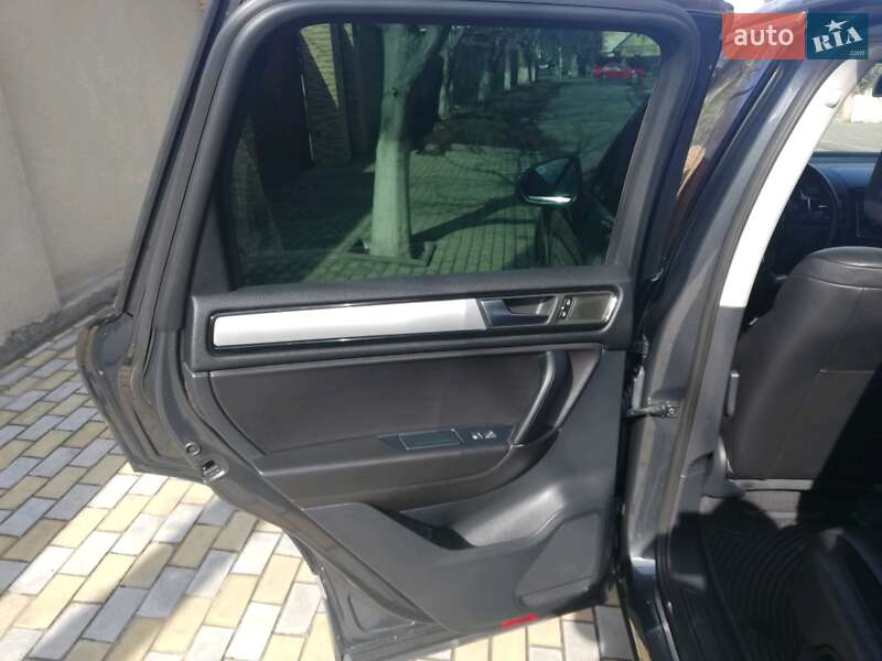 Позашляховик / Кросовер Volkswagen Touareg 2011 в Одесі