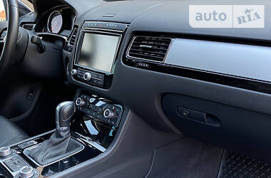 Позашляховик / Кросовер Volkswagen Touareg 2015 в 