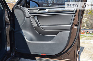 Позашляховик / Кросовер Volkswagen Touareg 2012 в 