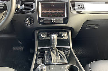 Позашляховик / Кросовер Volkswagen Touareg 2011 в 
