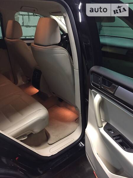 Позашляховик / Кросовер Volkswagen Touareg 2011 в Луцьку