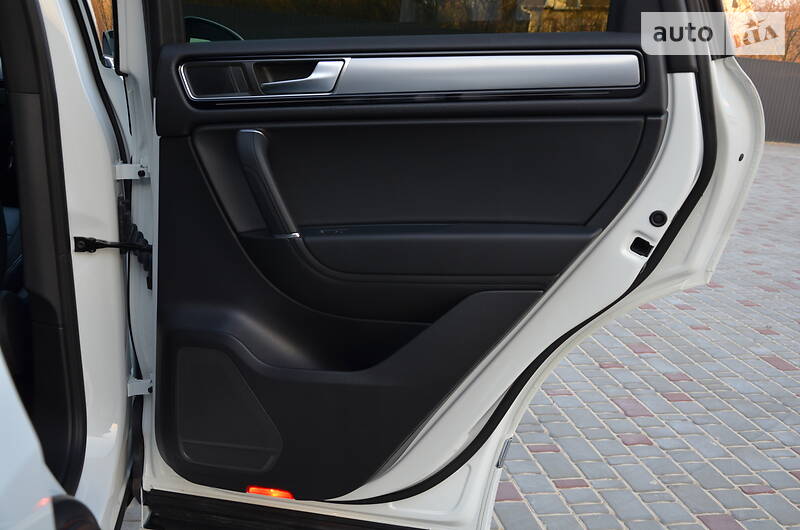 Позашляховик / Кросовер Volkswagen Touareg 2015 в Луцьку