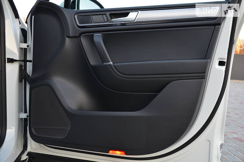 Позашляховик / Кросовер Volkswagen Touareg 2015 в Луцьку