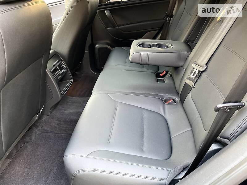 Позашляховик / Кросовер Volkswagen Touareg 2013 в Києві