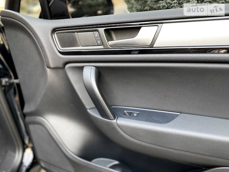 Позашляховик / Кросовер Volkswagen Touareg 2013 в Києві