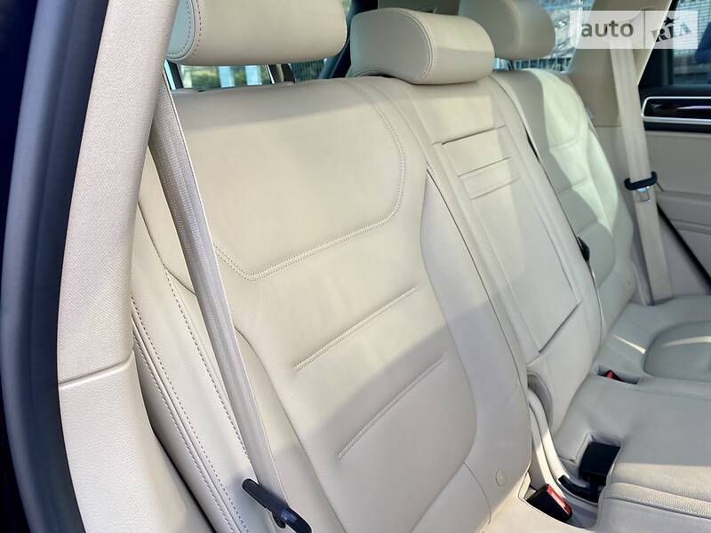 Внедорожник / Кроссовер Volkswagen Touareg 2014 в Виннице
