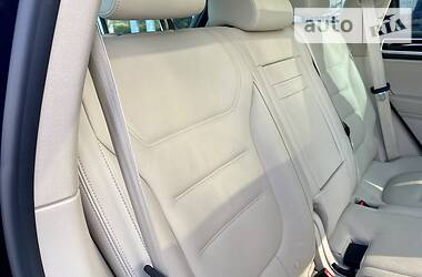 Позашляховик / Кросовер Volkswagen Touareg 2014 в 