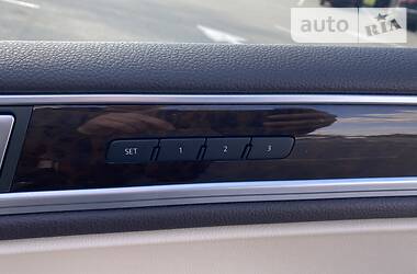 Позашляховик / Кросовер Volkswagen Touareg 2014 в 