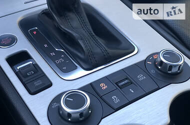 Позашляховик / Кросовер Volkswagen Touareg 2013 в 