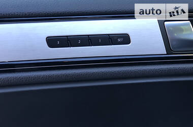 Позашляховик / Кросовер Volkswagen Touareg 2013 в 