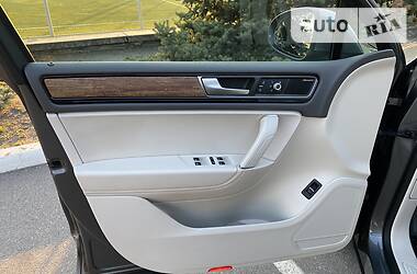 Позашляховик / Кросовер Volkswagen Touareg 2015 в 