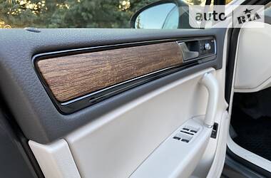 Позашляховик / Кросовер Volkswagen Touareg 2015 в 